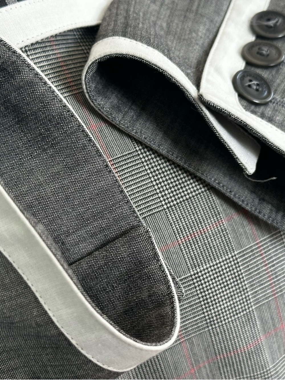 Chic Vintage Moschino Gray Plaid Blazer with White Trim and Gingham Accents - Picture 12 of 15